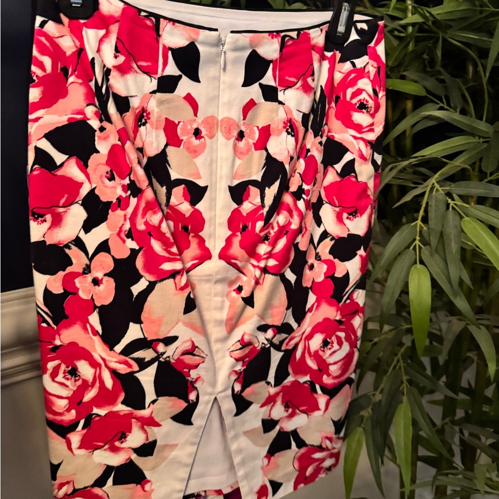 White House Black Market Red and Black Floral Pencil Skirt